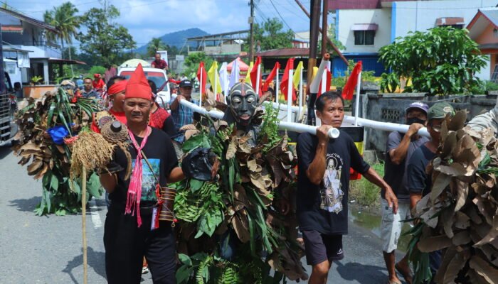 Pawai Adat Meriahkan Ritual Nabo’ Panyugu dalam Roah Perdana Desa Senakin Landak