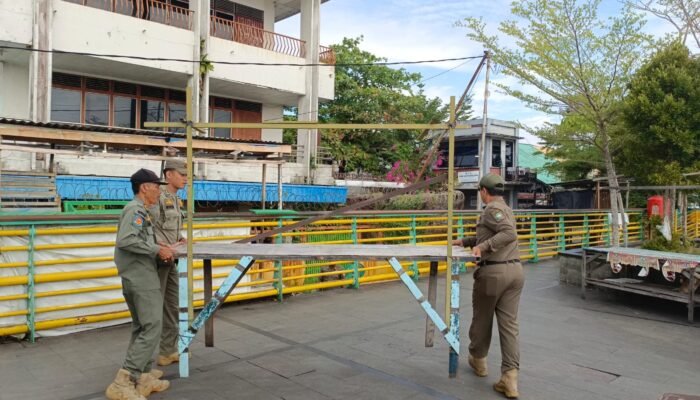Satpol PP Tertibkan PKL dan Jemuran di Waterfront Pontianak