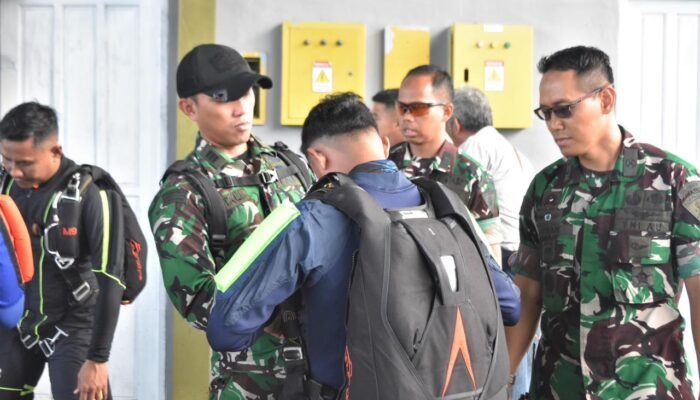 Latihan Freefall Prajurit Yonko 466 & Arhanud 15 Pasgat Hiasi Langit Supadio