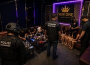 14 Orang Diamankan Saat Penggerebekan di Room Karaoke Win One Pontianak, Diduga Terkait Ekstasi