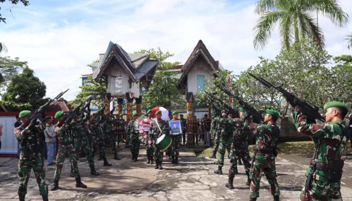 Diiringi Tangis Ibu, Prajurit Muda Aprianus Dimakamkan dengan Penghormatan Militer