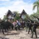 Diiringi Tangis Ibu, Prajurit Muda Aprianus Dimakamkan dengan Penghormatan Militer