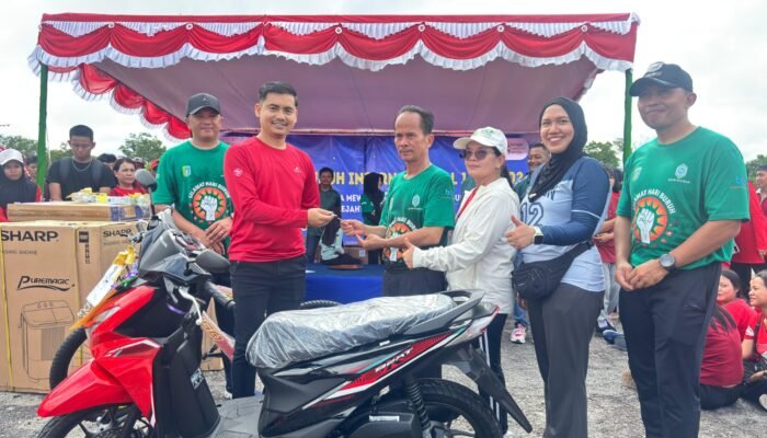 May Day Tanpa Demo di Sintang, Ribuan Warga Tumpah Ruah Ikuti Jalan Sehat Berhadiah Motor