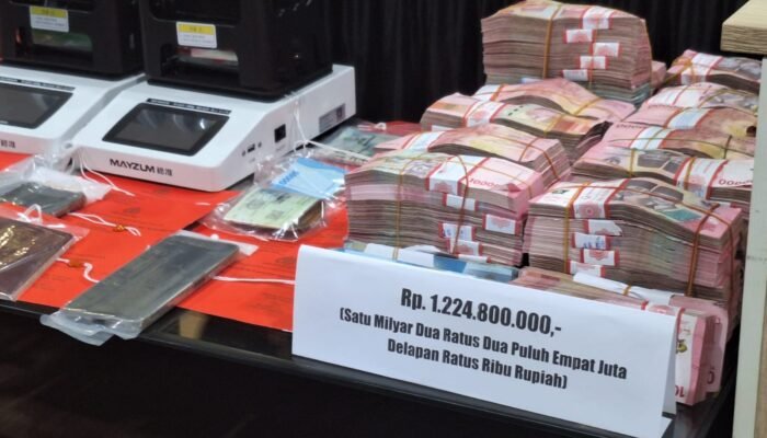 WNA China Ditangkap Dalam Kasus Emas Ilegal Kalbar, Polisi Sita Rp1,2 Miliar dan 3,2 Kg Emas