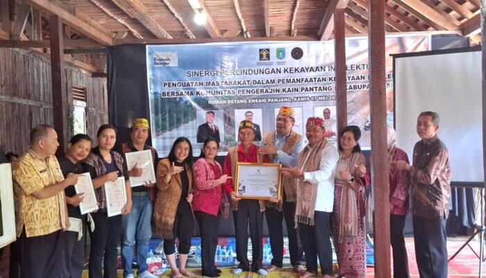 Kain Pantang Sintang Resmi Jadi Kawasan KI Komunal, Warisan Budaya Dayak Kini Makin Terlindungi