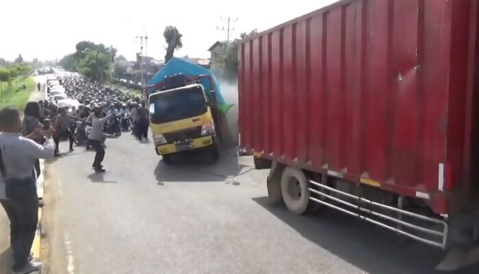 Nekat Terobos Jembatan Kapuas I, Truk Mogok Picu Macet Panjang di Pontianak