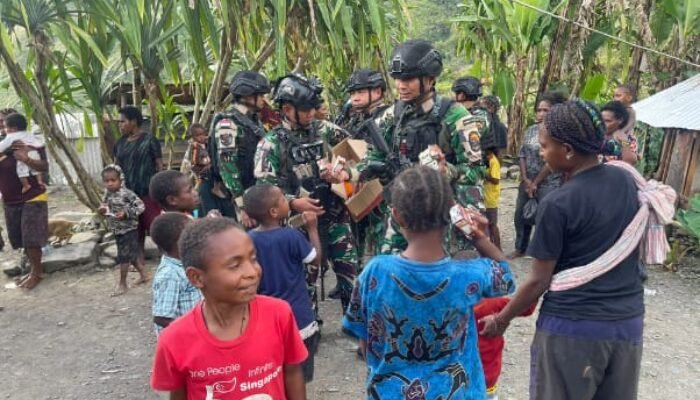 Satgas Yon Parako 466 Pasgat Pos Mulia Hadirkan Senyum bagi Warga Papua
