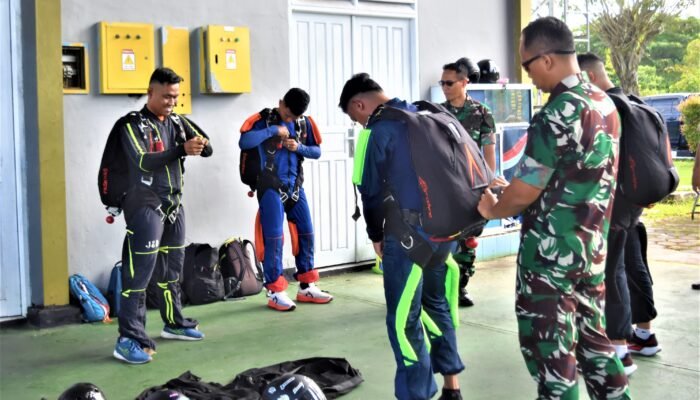 Prajurit Korpasgat TNI AU Gelar Latihan Freefall di Langit Supadio, Tunjukkan Profesionalisme dan Kesiapan Tempur