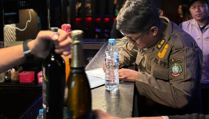 Patroli Gabungan Razia THM dan Cafe Kawasan Ambalat Pontianak, Puluhan Botol Miras Diamankan