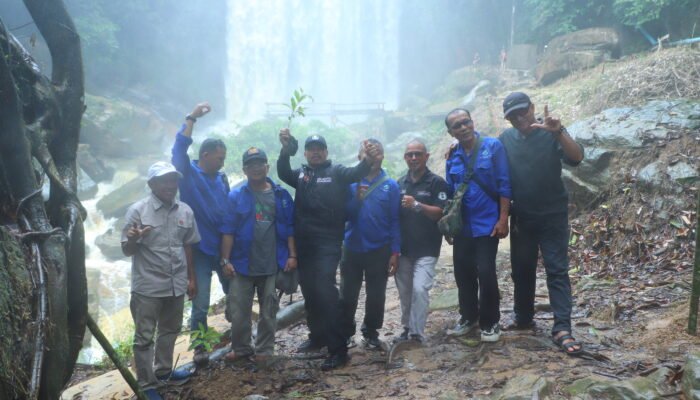 Tanam Pohon di Riam Sentegung Kolaborasi IWO Landak dan Lintas Sektor Jaga Kelestarian Lingkungan