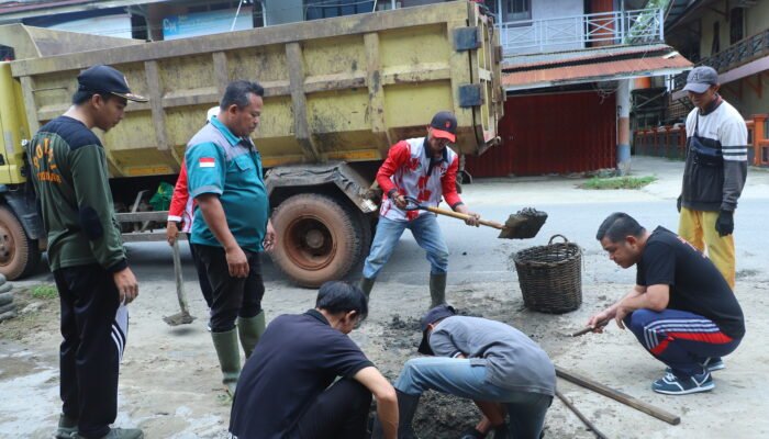 Kolaborasi Bersih-bersih Pasar Ngabang, Masyarakat Diminta Tidak Hanya Menonton