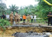 Bupati Landak Tinjau Jalan Longsor di Desa Angan Tembawang Akses ke Batang Tarang