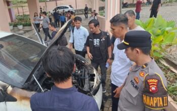 Sebuah Mobil Terbakar di Parkiran Hotel Grand Landak Diduga Akibat Korsleting Lampu LED