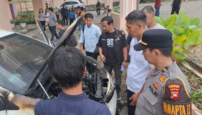 Sebuah Mobil Terbakar di Parkiran Hotel Grand Landak Diduga Akibat Korsleting Lampu LED