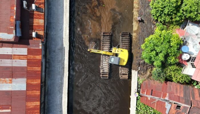 Terjunkan Ekskavator Amfibi Keruk Parit, Pemkot Pontianak Genjot Penanganan Banjir