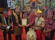 Bupati Ketapang Pimpin Kontingen pada PGD Kalbar ke-40, Tegaskan Gelar Adat Dayak Tidak Diberikan Sembarangan