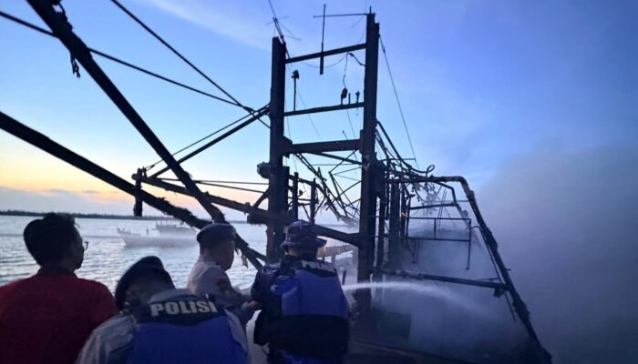 Kapal Nelayan Terbakar di Perairan Penjajap, Kerugian Ditaksir Capai Rp800 Juta