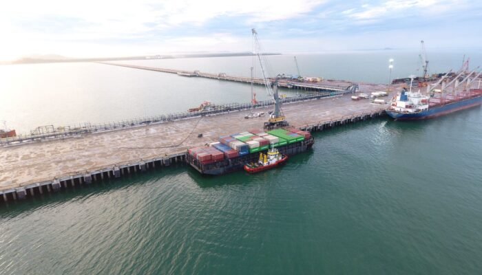 Terminal Kijing Resmi Layani Petikemas Perdana, Perkuat Konektivitas Logistik di Kalimantan Barat