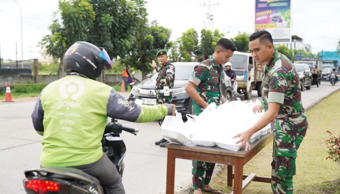 Wujud Kepedulian Sesama, Kodam XII/Tpr Bagikan Nasi Kotak dalam Aksi Jumat Berkah