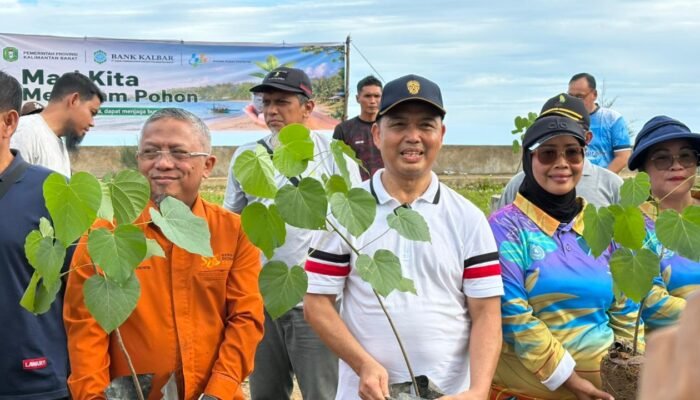 Tanam Pohon di Ekor Borneo, Ria Norsan Ajak Warga Jaga Kelestarian Lingkungan