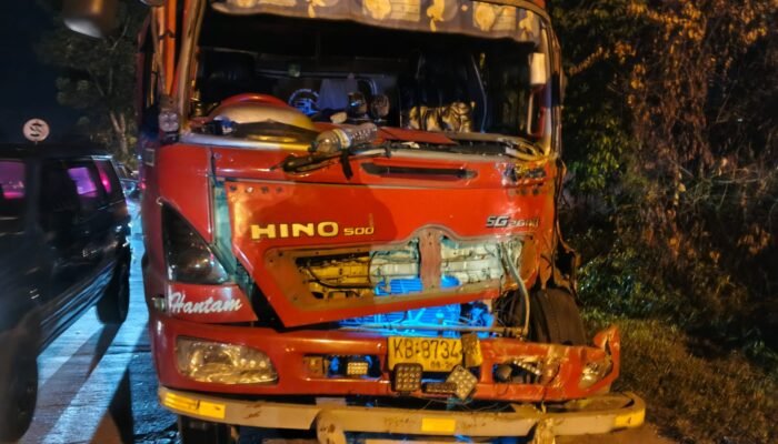 Bus Damri Mogok Ditabrak Trailer, Sopir Tewas Terlindas di Jalan Khatulistiwa Pontianak