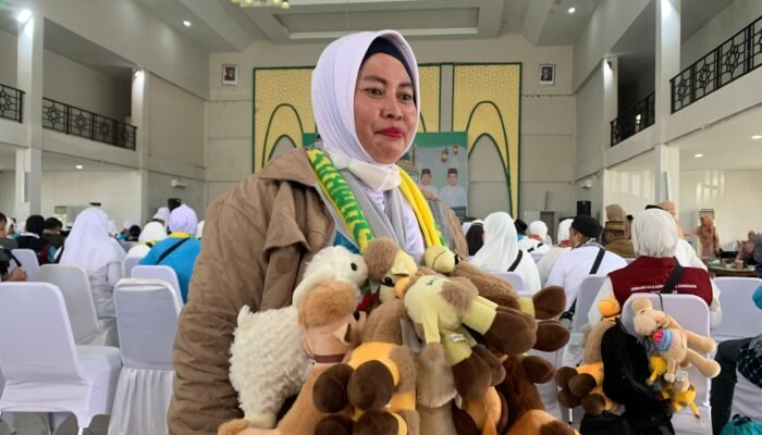 Boneka Unta Jadi Buah Tangan Favorit Jemaah Haji Asal Sambas