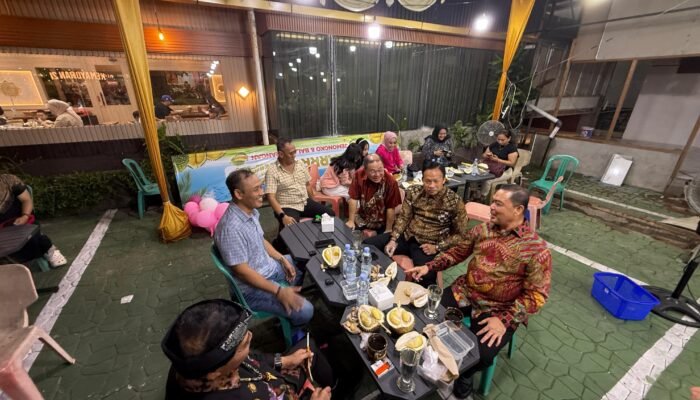 Kolaborasi Antar Wilayah, Ria Norsan dan Gubernur Kaltara Makan Durian BK di Pontianak