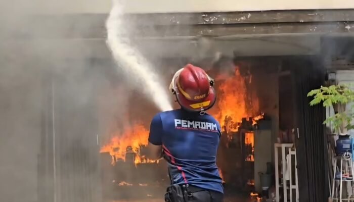 Rumah Mewah di Belakang Masjid Raya Mujahidin Pontianak Terbakar, Dua Lansia Nyaris Terjebak