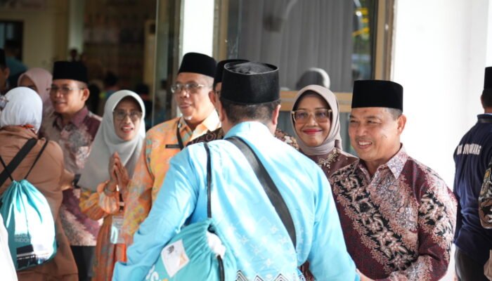 Gubernur Ria Norsan Sambut Kepulangan Perdana Jemaah Haji Kalbar di Embarkasi Batam