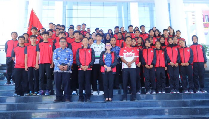 Bupati Karolin Lepas Kontingen POPDA Landak, Pesan Atlet Jaga Disiplin dan Sportivitas