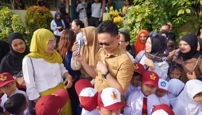 Hari Pertama Sekolah, Ayah-Ayah di Pontianak Luangkan Waktu Antar Anak ke Sekolah