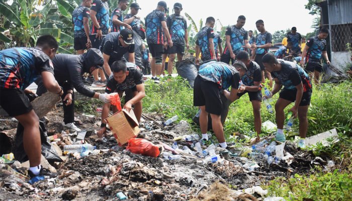 Peduli Lingkungan, Yon Parako 466 Pasgat Bersama Pemkab Kubu Raya Gelar Clean Up Action