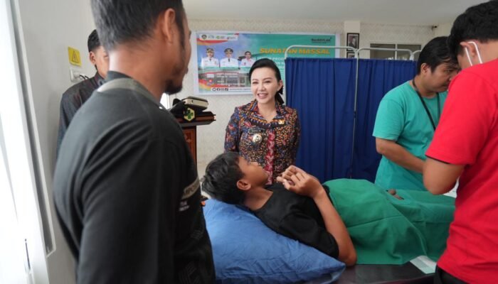 Bupati Karolin Soroti Gizi Anak dan Tingginya Kasus Diabetes di Sela Sunatan Massal Puskesmas Ngabang