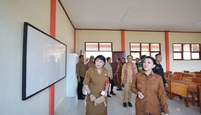 Resmikan Gedung SMPN 3 Sompak, Bupati Karolin Ingatkan Guru Tidak Bolos dan Gagap Teknologi