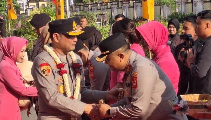 Suasana Haru Warnai Pelepasan Irjen Pipit Rismanto dari Polda Kalbar, Mahasiswa hingga Ojol Ikut Mengantar