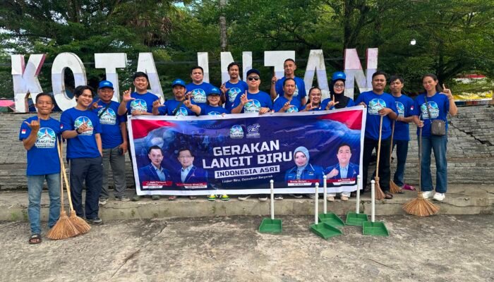 DPC Partai Demokrat Landak Gelar Aksi Bersih Taman, Gaungkan Gerakan Langit Biru Indonesia Asri