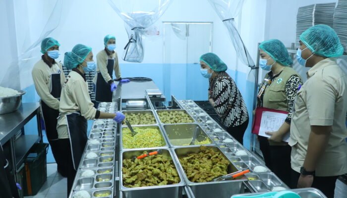 Dinkes PPKB Landak Inspeksi Dapur MBG Amboyo Inti, Pastikan Kelayakan Penerbitan SLHS