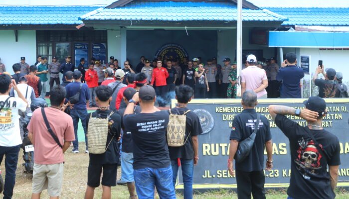 Massa Datangi Rutan Landak Minta Penangguhan Penahanan Dua Warga Dusun Nangka