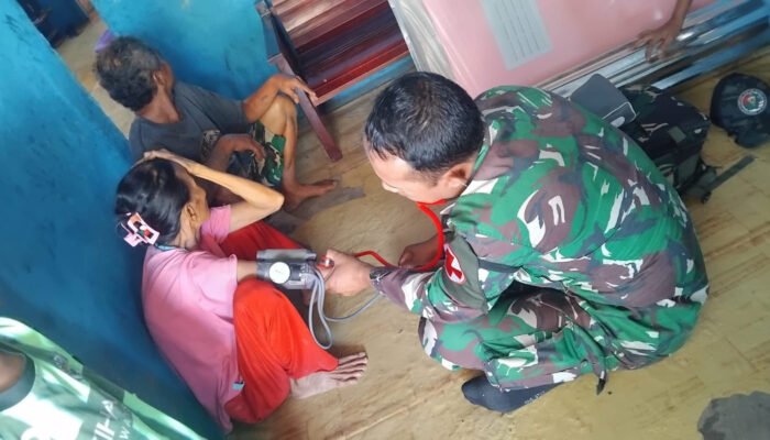 Satgas Pamtas Yon Armed 19/Bogani Berikan Layanan Kesehatan Gratis, Warga Perbatasan Sajingan Antusias Periksa Tensi