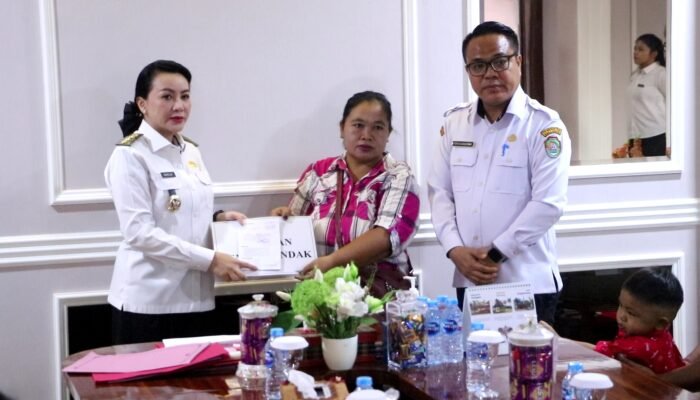 Bupati Landak Serahkan Bantuan kepada 9 Korban Bencana dan Musibah