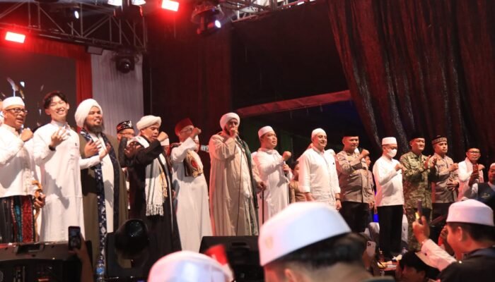 Kalbar Bersholawat Merah Putih, Ribuan Warga Padati Jalan Gajah Mada