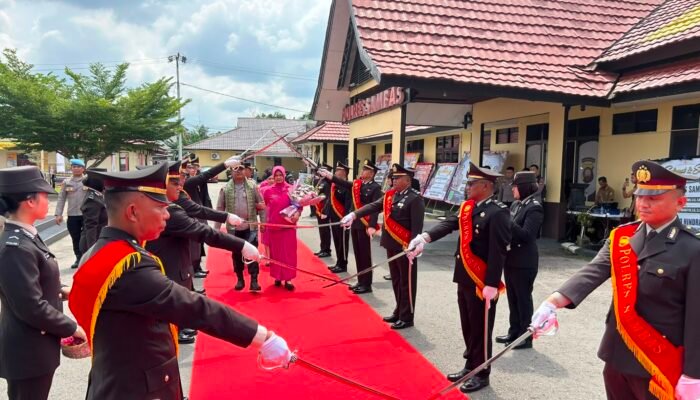 Pedang Pora Iringi Perpisahan Haru AKBP Wahyu Jati Wibowo, Resmi Serahkan Tongkat Komando Polres Sambas