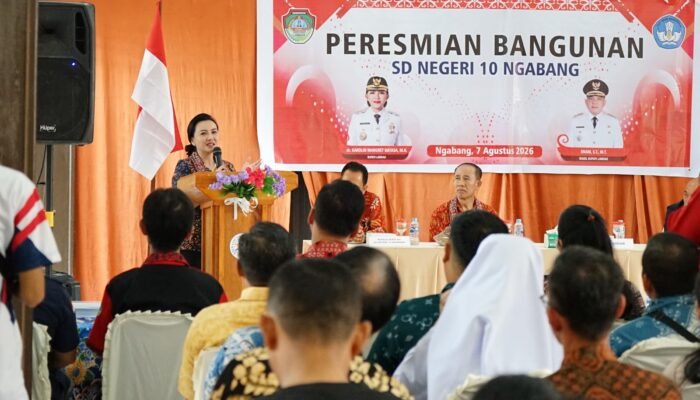 Resmikan Gedung Rp 1,7 Miliar SDN 10 Ngabang, Bupati Karolin Ingatkan Guru Pahami Karakter Generasi Alpha