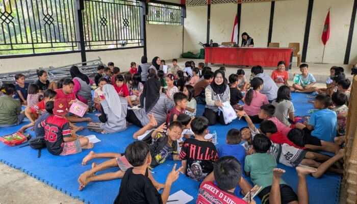 Belajar Sambil Bermain, Mahasiswa KKM FISIP Untan Kenalkan Bahasa Inggris kepada Anak Desa Amboyo Inti Landak