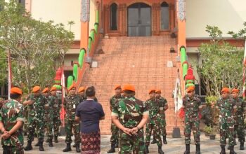 Wujud Nyata Toleransi, Prajurit Korpasgat Gotong Royong Bersihkan Pura di Kubu Raya