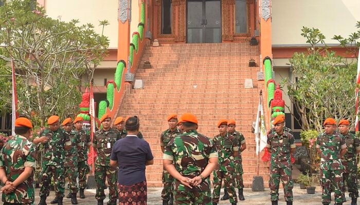Wujud Nyata Toleransi, Prajurit Korpasgat Gotong Royong Bersihkan Pura di Kubu Raya