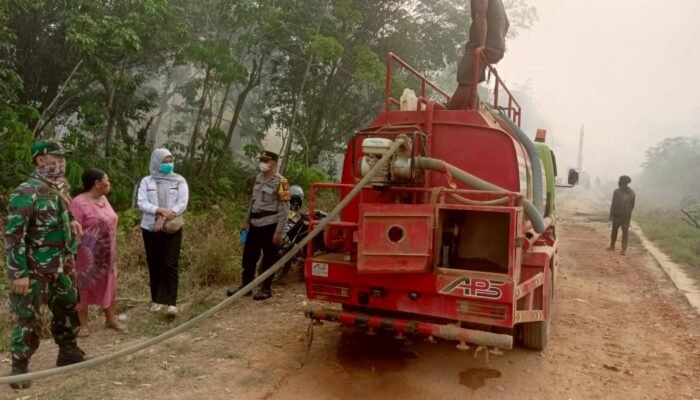 PT CNP Bantu Padamkan Titik Api di Desa Sungai Segak Landak