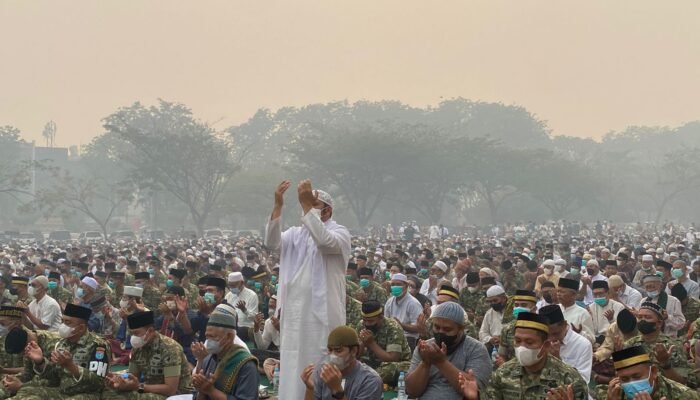 Pontianak Tercekik Asap, Hujan Tak Kunjung Datang, Ribuan Warga Salat Istisqa