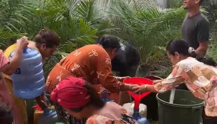 Jurnalis Kayong Utara Salurkan Air Bersih, Ringankan Beban Warga di Tengah Kemarau