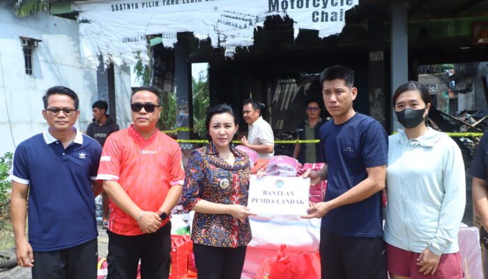 Bupati Karolin Serahkan Bantuan Kepada Korban Kebakaran Ruko di Ngabang